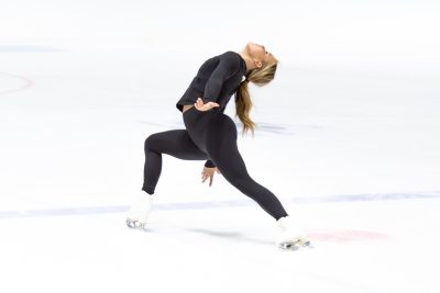 Help Julia terug naar de top van het kunstschaatsen! "Succes wordt niet bepaald door hoe vaak je valt, maar door hoe vaak je weer opstaat."